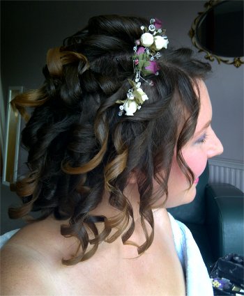 Curly wedding hairstyle for short hair and natural bridal makeup